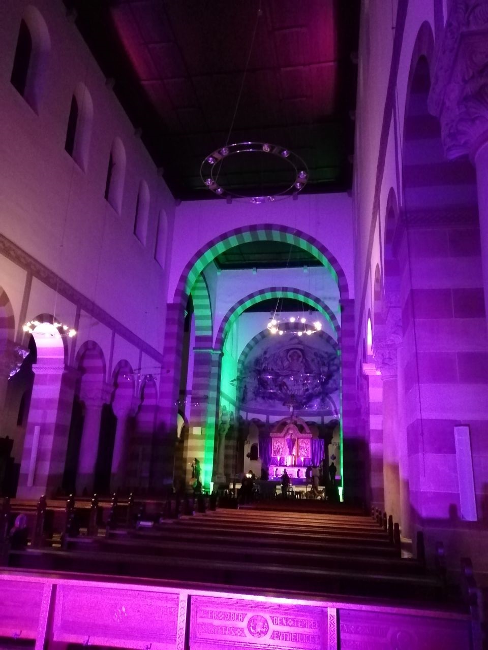 Die Basilika erstrahlt im farbigen Licht