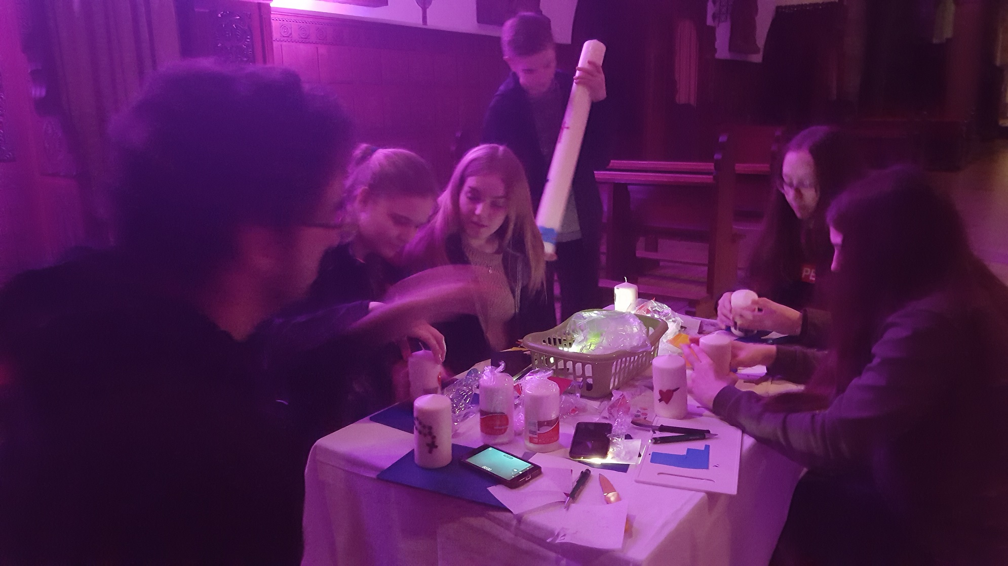 Jugendliche gestalten eigene Osterkerzen und eine große Osterkerze für die Gottesdienste der Jungen Kirche Rheine