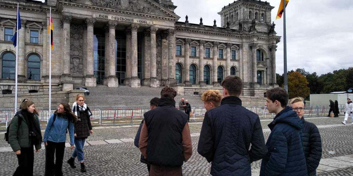 Vor dem Reichstags- Gebäude 