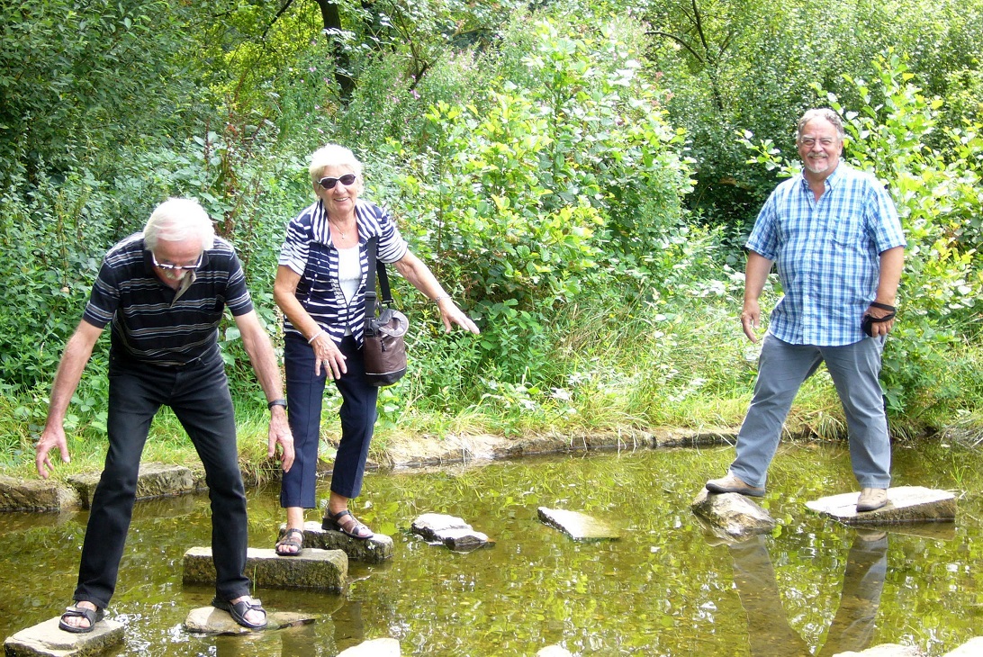 Wir können zwar nicht über Wasser laufen, aber wir wissen wo die Steine liegen!