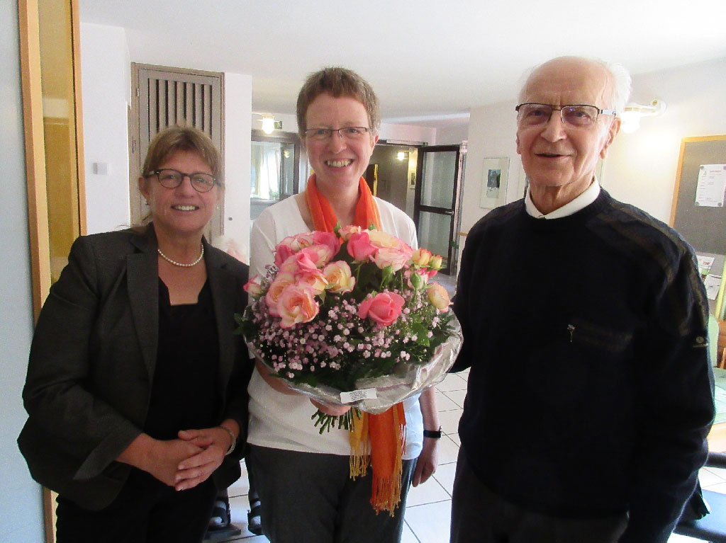 von links: Hausleitung der Altenwohnanlage Caritas-Marienstift Frau Margret Lemke, Frau Andrea Jäger, Herr Pfarrer em Johannes Beyer