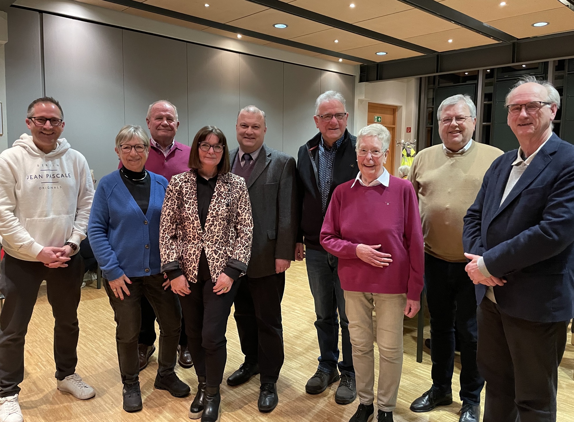 Foto: Privat  Führungswechsel im Bürgertreff „füreinander“. Christa Koch und Franz-Josef Wiggering lösten nach 11 Jahren das bisherige Leitungsteam ab. Pastor Jan Kröger und Pfarrer Dr. Dirk Schinkel dankten und gratulierten der alten und neuen Leitung. Unser Bild zeigt v.l. Jan Kröger, Marita Winter, Volker Schäfer, Christa Koch, Dr. Dirk Schinkel, Franz-Josef Wiggering, Berti Murdfield, Bernd Weber und Heinz-Jakob Thyssen.