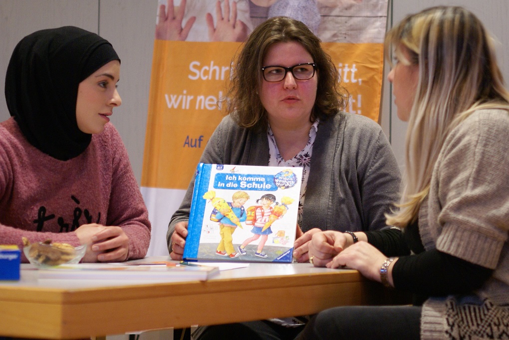 Foto:  Ich komme in die Schule, zu diesem Thema beraten Nadine Remo und Stefanie Theissing (v.l.) Eltern von schulpflichtig werdenden Kindern jeweils donnerstags von 16 bis 18 Uhr im Sprachcafé „Basilika-Forum“ in Rheine, Osnabrücker Straße 34.